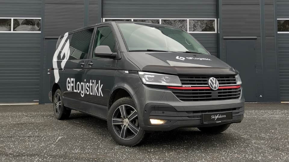 Svart varebil med firmadekor
