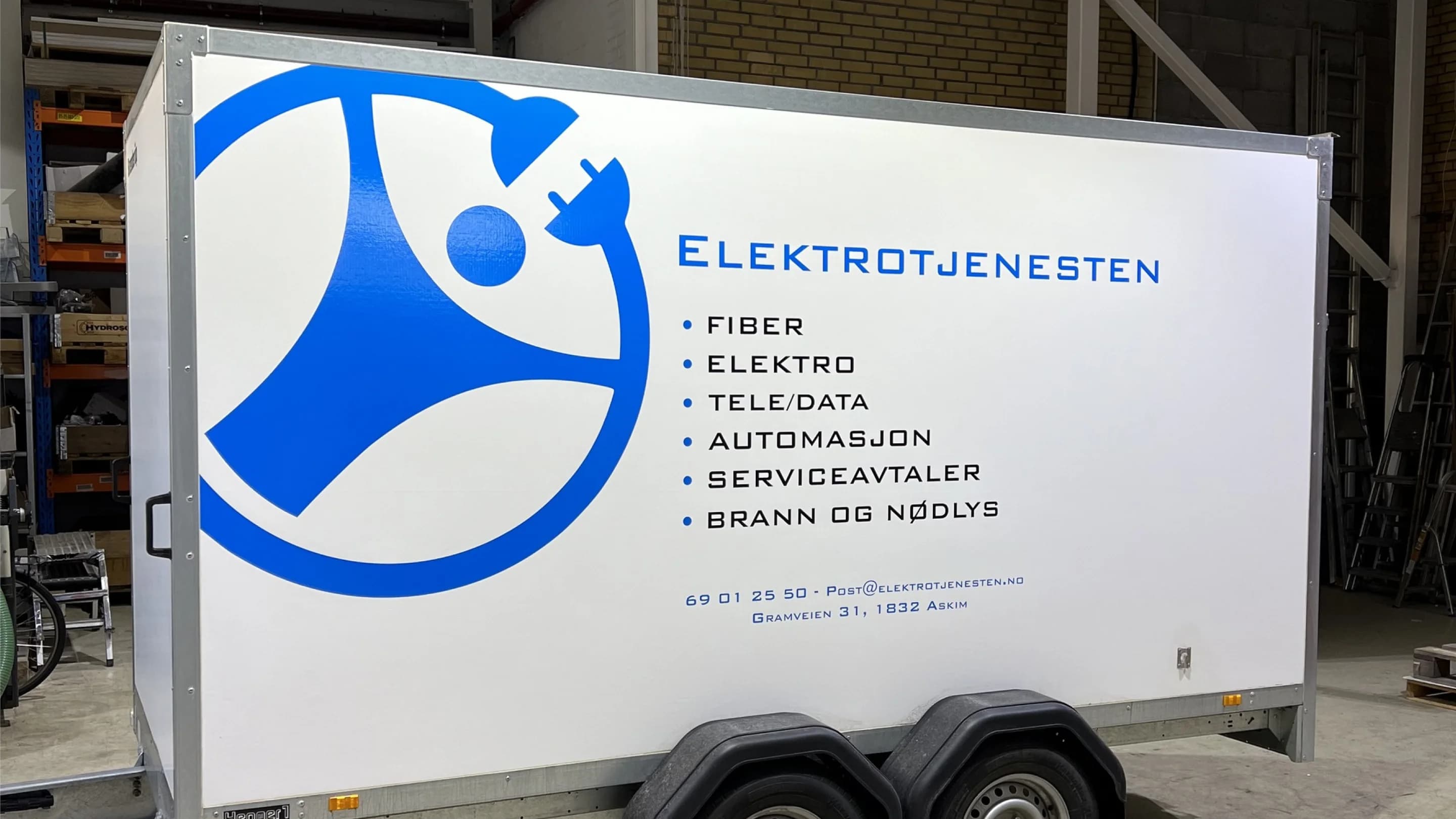 Hvit henger med logo