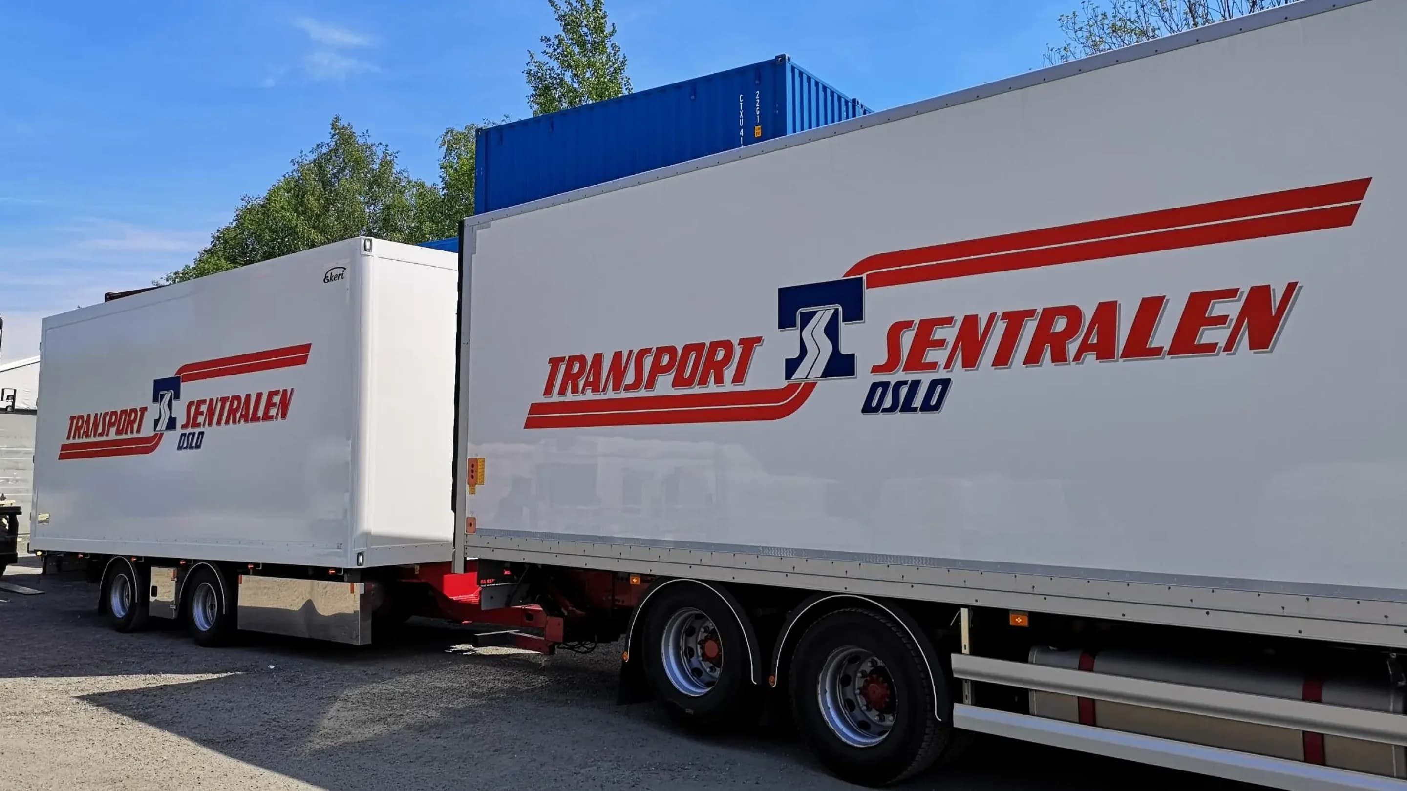 Hvit semitrailer med logo